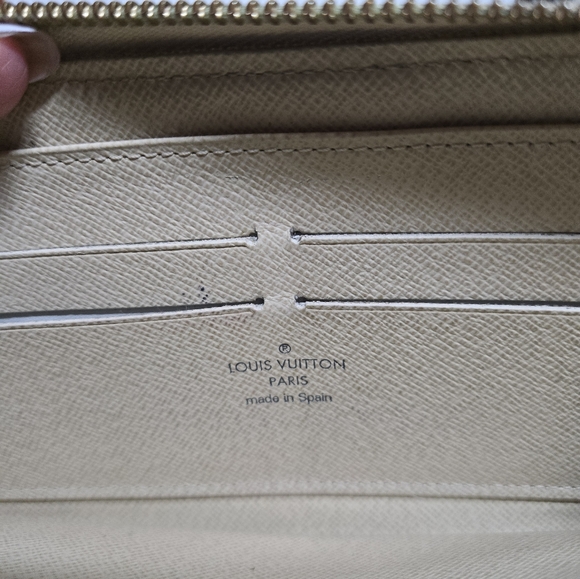 Louis Vuitton Damier Azur Pattern Canvas Zippy Wallet - Neutral - Picture 13 of 15